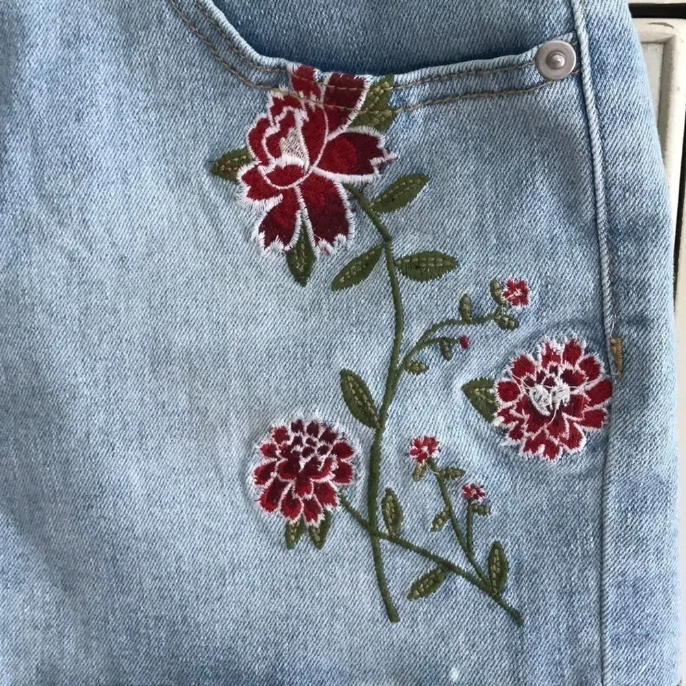 Ashley Mason Embroidered Cutoffs. Size 7 - Picture 2 of 9